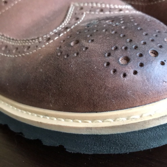 COLE HAAN TAN WINGTIP OXFORDS WITH BLUE FOOTBED - Picture 2 of 8